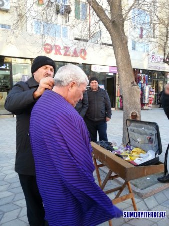 Sumqayıtda küçədə pulsuz bərbər xidməti
