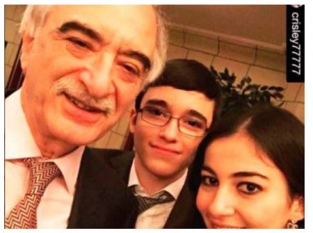 Səfirdən ailəsi ilə birgə ad günü selfisi