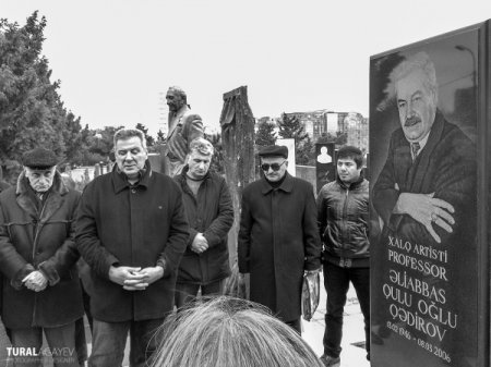Akademik Milli Dram Teatrının kollektivi Əliabbas Qədirovun məzarını ziyarət edib