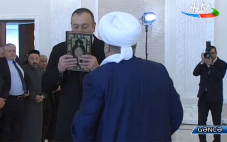 Prezidentə Quran hədiyyə etdilər
