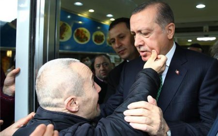Ərdoğana sevgisini onun yanağını sıxmaqla göstərdi