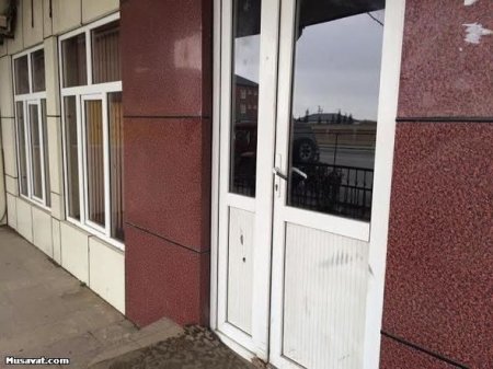 Polislərin bıçaqlandığı əxlaqsızlıq yuvası bağlandı
