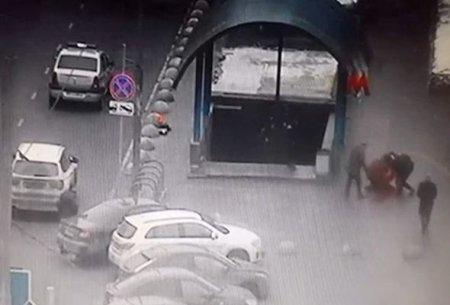 Əlində kəsilmiş uşaq başı tutan hicablı qadın saxlanıldı