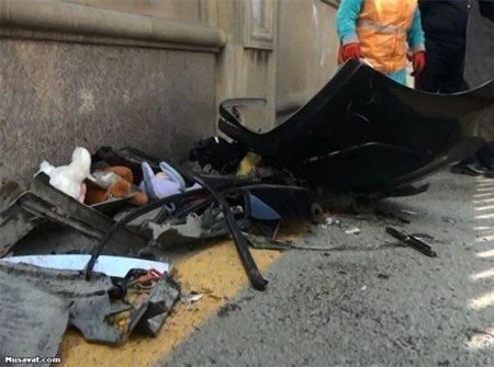 Bakıda qəza: Qadın avtomobilin ön şüşəsindən çıxıb divara çırpıldı Bakıda qəza: Qadın avtomobilin ön şüşəsindən çıxıb divara çırpıldı