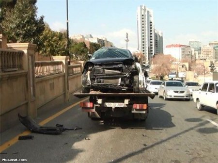 Bakıda qəza: Qadın avtomobilin ön şüşəsindən çıxıb divara çırpıldı Bakıda qəza: Qadın avtomobilin ön şüşəsindən çıxıb divara çırpıldı