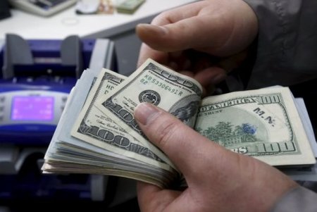 Dolların məzənnəsi 1,62 manatı ötdü