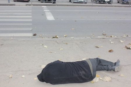 Avtomobil yolun ortasında uzanmış şəxsin üstündən keçdi