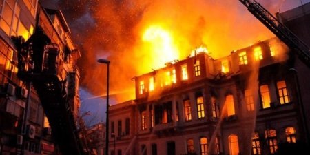 Bakının mərkəzində ev yanır: Ölənlərin olduğu deyilir