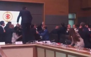 Türkiyədə deputatlar arasında dava: 5 yaralı