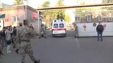 Yaralı ermənilər hospitala belə daşınır