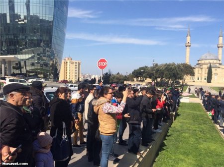 “Vur, qır səngəri, Azərbaycan əsgəri”- Şəhidlər Xiyabanında izdiham