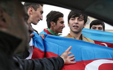 Rus jurnalist Bakıda aksiyaya qatılıb