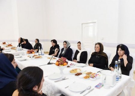 Mehriban Əliyeva şəhid anaları ilə görüşdə