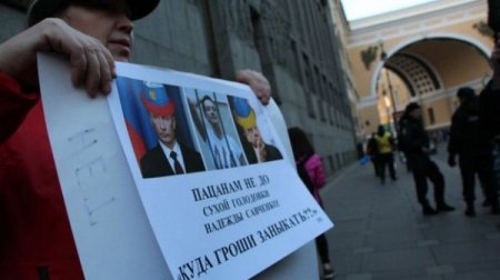 Peterburqun mərkəzində Putinə istefa çağırışı
