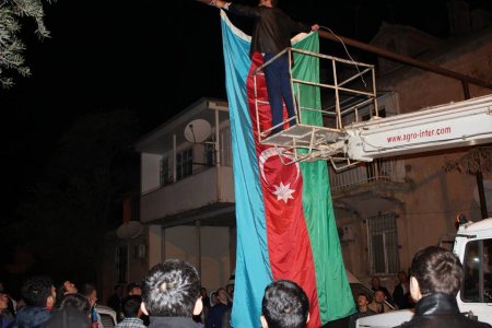 Sumqayıtda gənclərdən şəhidin ailəsinə dəstək