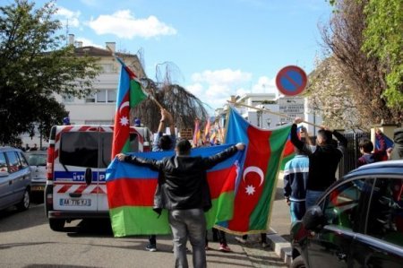 Azərbaycanlılar Fransada erməni nümayişini dağıdıblar