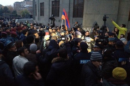 İrəvanda Rusiya səfirliyi qarşısında etiraz aksiyası başladı