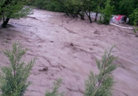 Leriki sel basdı
