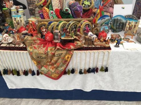İspaniya Kraliçası Sofiya Azərbaycan məhsulları ilə tanış oldu