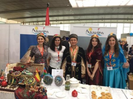 İspaniya Kraliçası Sofiya Azərbaycan məhsulları ilə tanış oldu