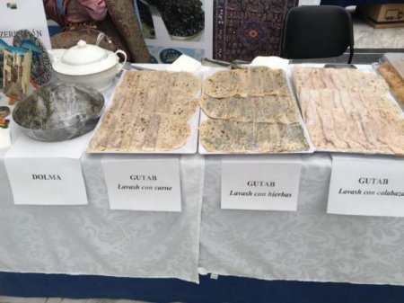 İspaniya Kraliçası Sofiya Azərbaycan məhsulları ilə tanış oldu