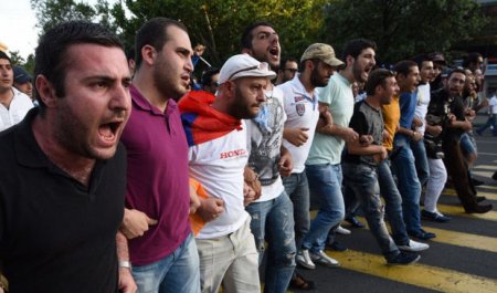 İrəvanda Rusiyanın Azərbaycana silah satışına qarşı yürüş başladı