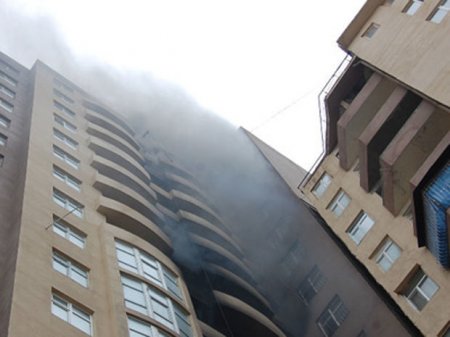 Bakıda binada yanğın: 2 nəfər xilas edildi, 17 sakin təxliyə olundu