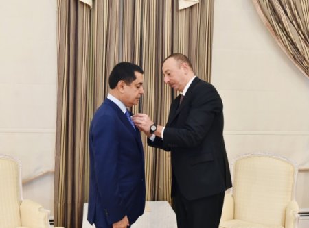İlham Əliyev Nassir Abduləzizə "Dostluq" ordeni təqdim edib