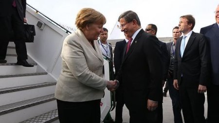 Merkel Türkiyə və Suriya sərhədinə gedib