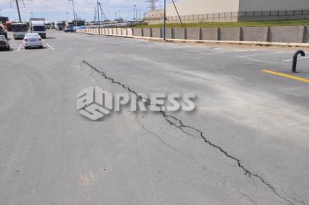Rayon maşınları üçün yaradılan dayanacaq ərazisində geniş çatlar və çökmə yaranıb