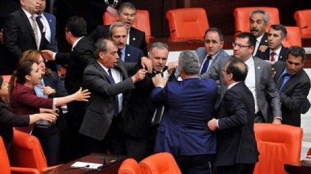 Millət Məclisində yumruq davası düşdü