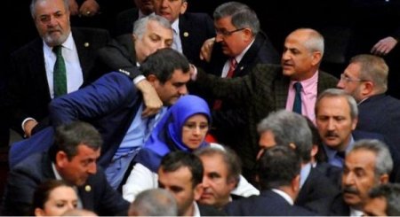 Millət Məclisində yumruq davası düşdü