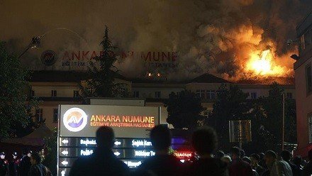 Ankarada xəstəxana yanır