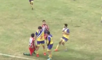 Dəhşət: Rəqib oyunçuya çırpılan futbolçu meydanda can verdi