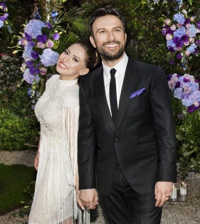 Tarkan evləndi