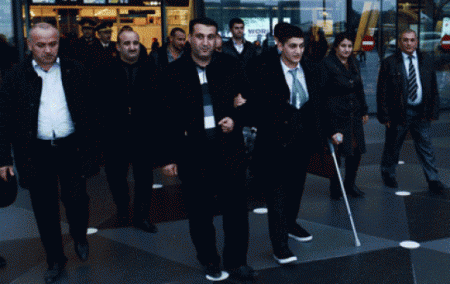 Nazir döyüşdə ayaqlarını itirən əsgərə ev verdi, işə götürdü