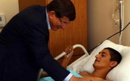 Nazir döyüşdə ayaqlarını itirən əsgərə ev verdi, işə götürdü