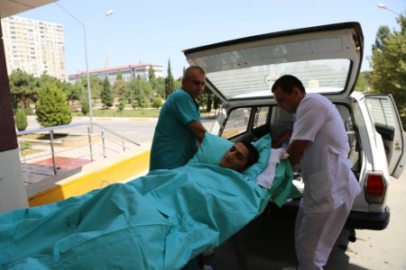 Nazir döyüşdə ayaqlarını itirən əsgərə ev verdi, işə götürdü