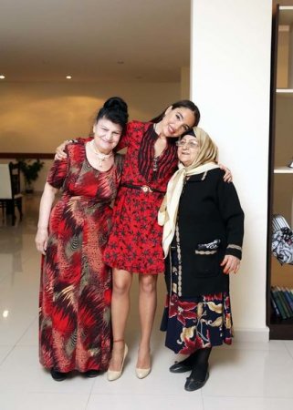 Leyla Əliyeva müharibə və əmək əlilləri üçün şeirlərini oxudu