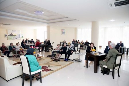Leyla Əliyeva müharibə və əmək əlilləri üçün şeirlərini oxudu