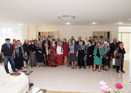 Leyla Əliyeva müharibə və əmək əlilləri üçün şeirlərini oxudu