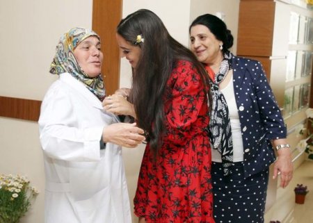 Leyla Əliyeva müharibə və əmək əlilləri üçün şeirlərini oxudu