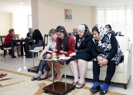 Leyla Əliyeva müharibə və əmək əlilləri üçün şeirlərini oxudu
