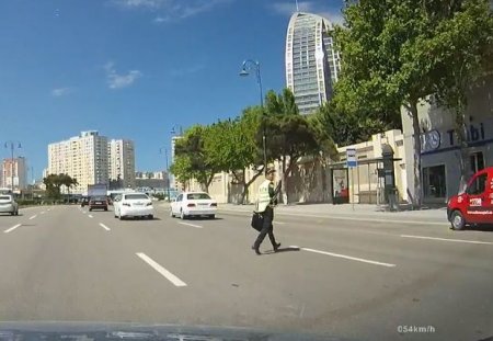 Yolu qanunsuz yerdən keçən yol polisi