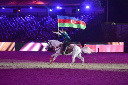 Həmyerlilərimiz İngiltərə kraliçasının qabağında at oynadıb