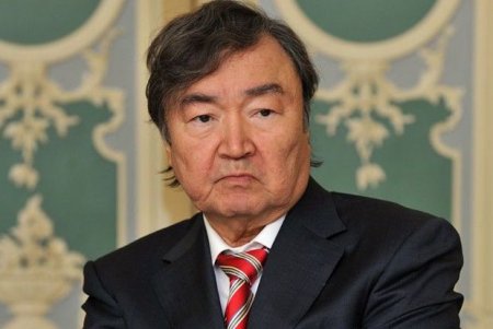 Prezident Oljas Süleymenovu təltif etdi