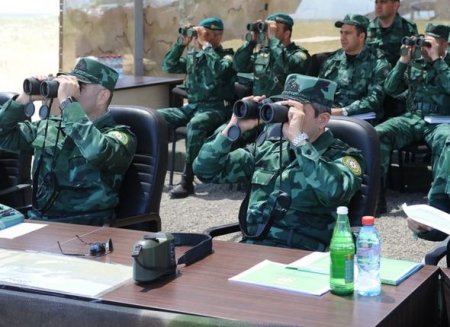 Sərhəd qoşunları düşmən hücumunun qarşısını almağı öyrənir