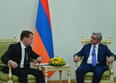 Sarkisyan Medvedev ilə danışıqlarda
