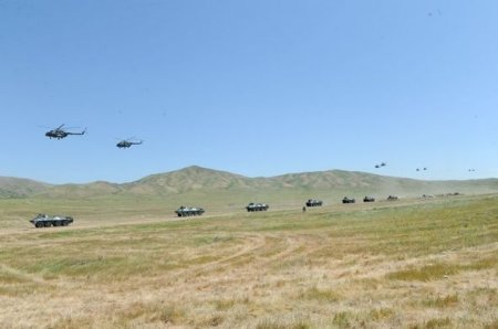 Sərhəd qoşunları düşmən hücumunun qarşısını almağı öyrənir