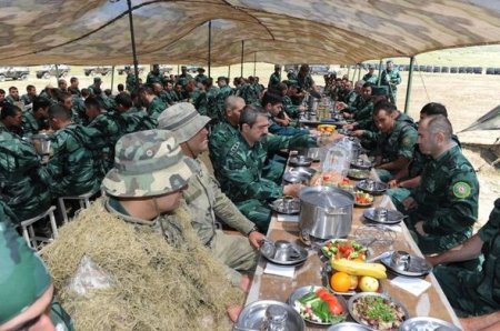 Sərhəd qoşunları düşmən hücumunun qarşısını almağı öyrənir